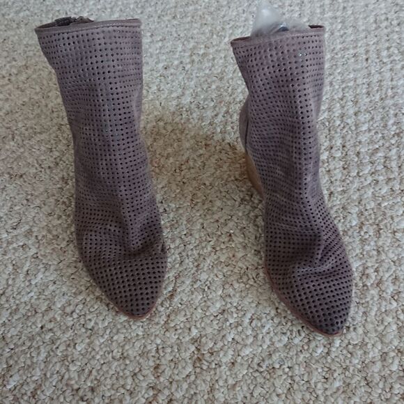 Jeffrey Campbell Jenelle Perfed taupe suede Boot size 6.5 - Picture 3 of 9